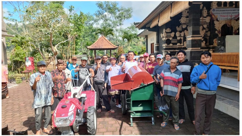 PENYERAHAN BANTUAN 1 UNIT TRAKTOR DAN MESIN PERONTOK PADI